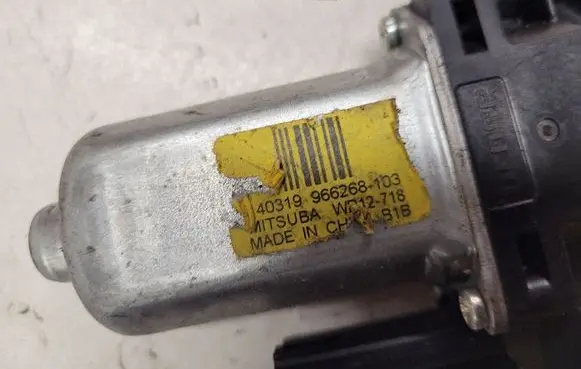 Volvo V70 Front door window regulator motor 966268103