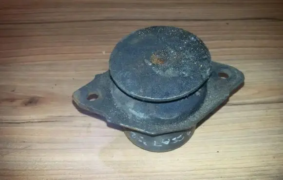 Volkswagen PASSAT B3 Engine mount bracket