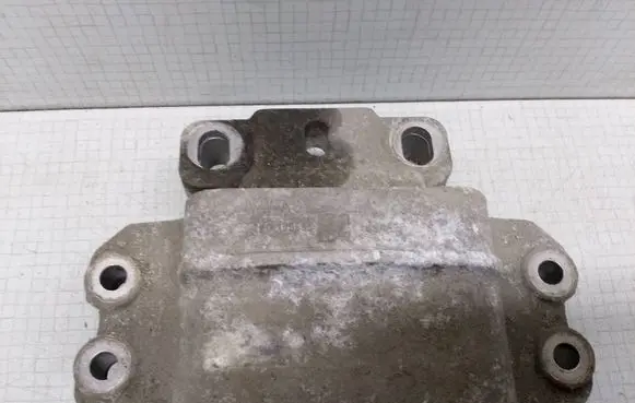Engine mount bracket