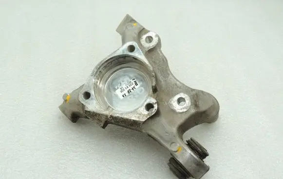 Rear wheel hub spindle/knuckle