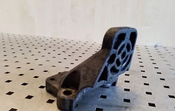 Volvo V70 Engine mounting bracket 8634123