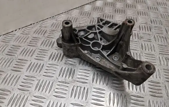 Audi A3 S3 A3 Sportback 8P Engine mounting bracket 03G199207G