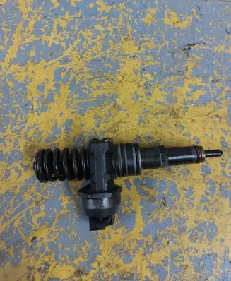 Volkswagen Touran I Fuel injector 0414720215