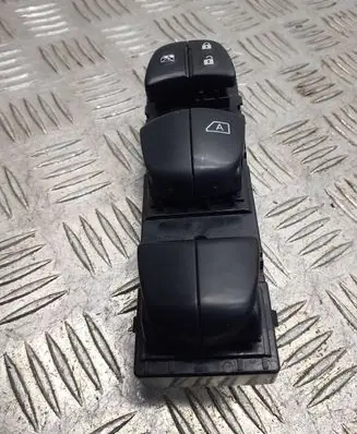 Nissan Qashqai Electric window control switch