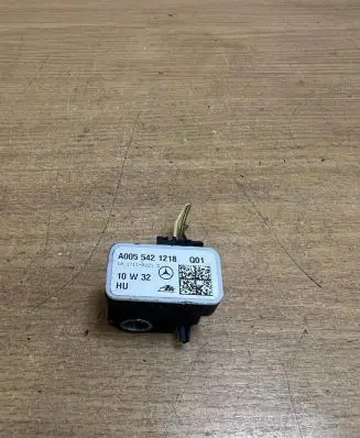 Mercedes-Benz E A207 Airbag deployment crash/impact sensor A0055421218 F2518