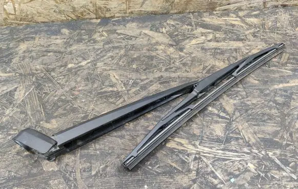 Rear wiper blade arm