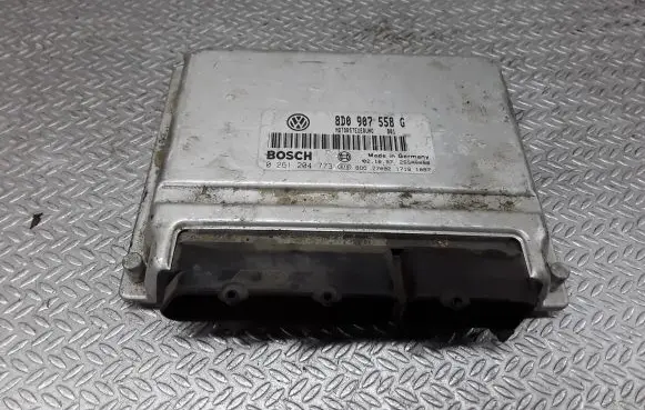 Volkswagen PASSAT B5 Engine control unit/module 8D0907558G 0261204773