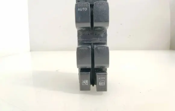 Suzuki Grand Vitara II Electric window control switch 64J202217T