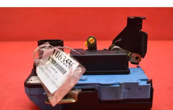 Volvo XC90 Front door lock 8650546