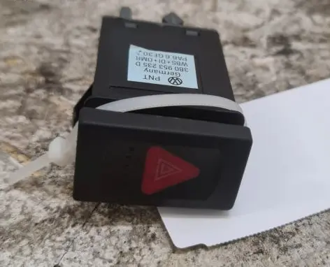 Volkswagen PASSAT B5.5 Hazard light switch