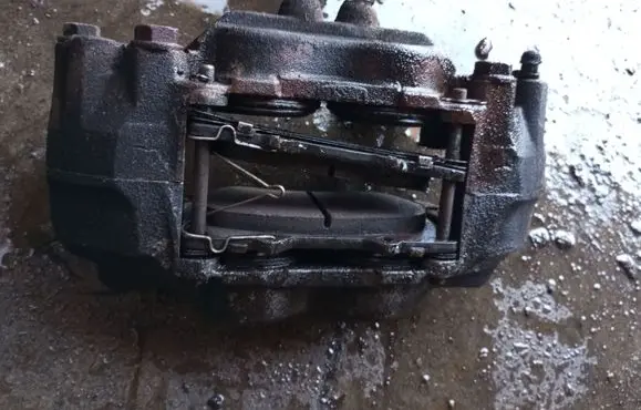 Toyota Land Cruiser (J120) Front brake caliper