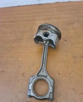 Honda CR-V Piston with connecting rod