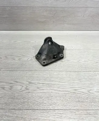 BMW 5 E60 E61 Engine mounting bracket 6768521