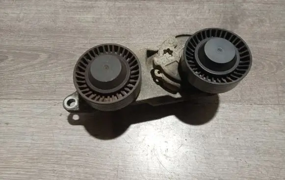 Volvo XC90 Alternator belt tensioner 
