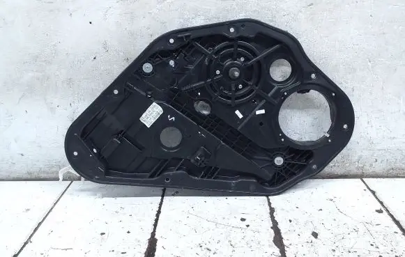Rear door manual window regulator