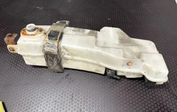Hyundai Terracan Windshield washer fluid reservoir/tank 98610H1001
