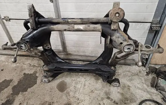 Volkswagen Touareg II Front subframe 7P0400025 98219009