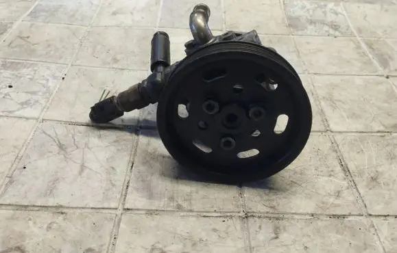 Volkswagen Golf IV Power steering pump 038145255A