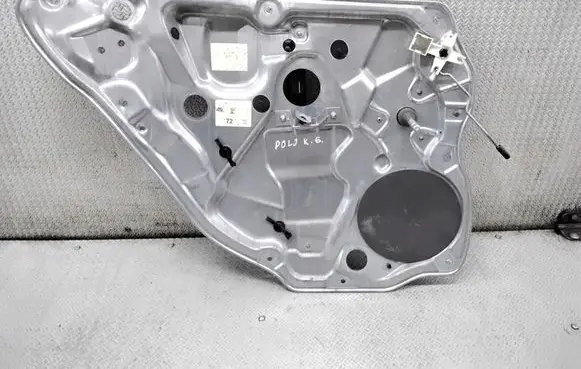 Rear door manual window regulator