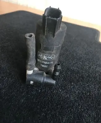 Volvo V70 Windscreen/windshield washer pump 1S7117K624FE