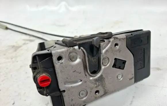 Opel Vectra C Rear door lock 13210761