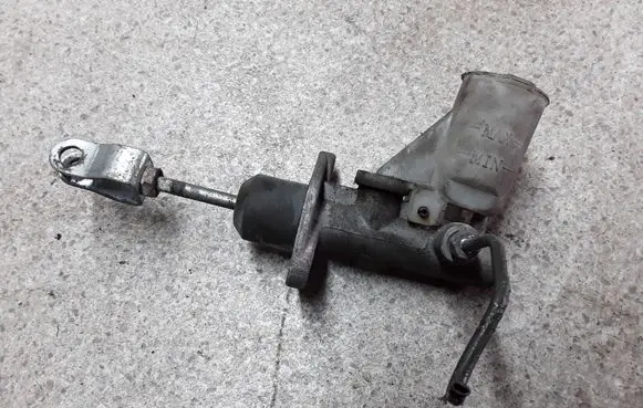 Volvo S40, V40 Clutch slave cylinder 