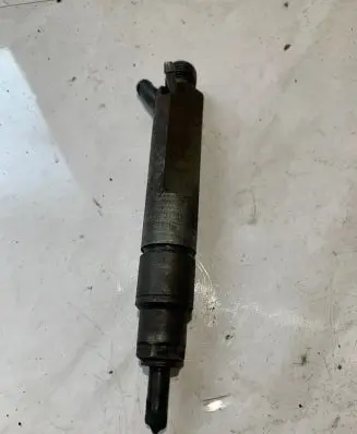 Volkswagen Golf IV Fuel injector 038130201G