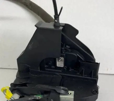 Nissan Juke I F15 Front door lock