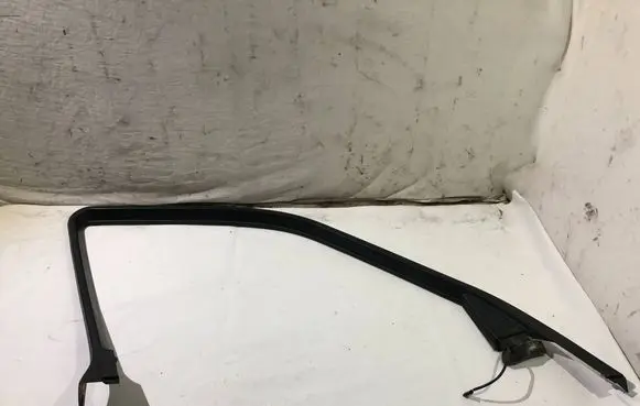 BMW 7 E38 Front door glass trim molding 8171489 PA6GF15