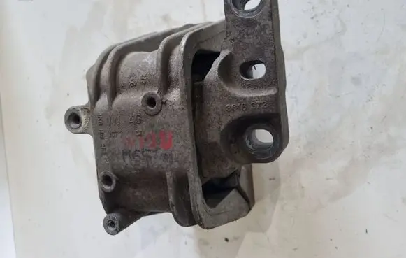 Volkswagen PASSAT B6 Engine mount bracket 1K0199262