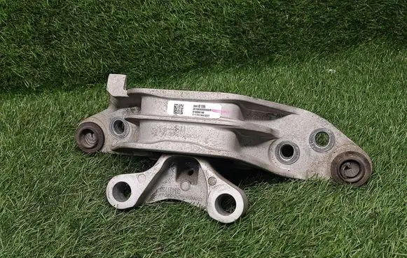 Chevrolet Cruze II Engine mount bracket 39078186