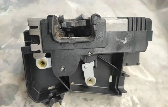 Loading door lock