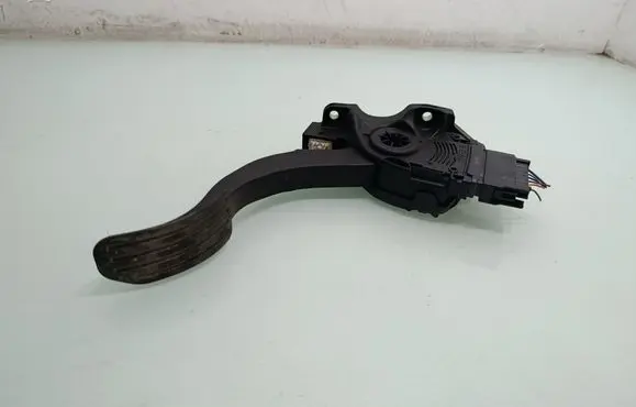 Accelerator throttle pedal