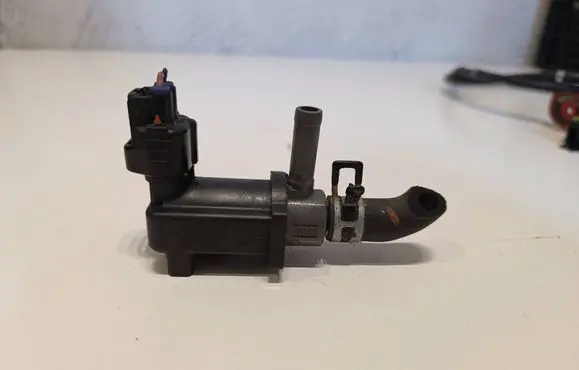Peugeot 107 Turbo solenoid valve 90910WC001 136200-3090