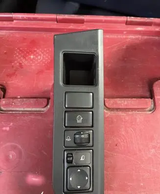 Nissan Note (E11) Wing mirror switch 684859U100
