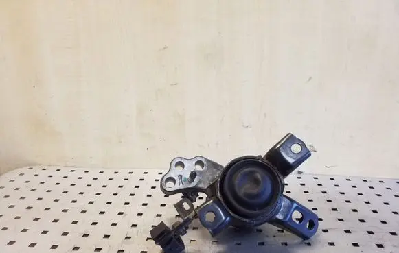 Toyota Auris 150 Engine mount bracket