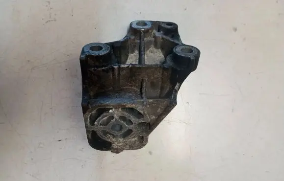 Volvo V70 Engine mounting bracket 30741567