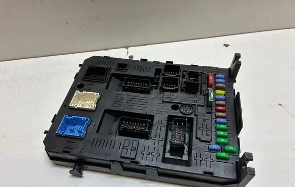 Peugeot Partner Fuse module 981218948002