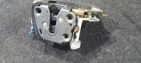 Subaru Forester SF Front door lock NENUSTAYTA