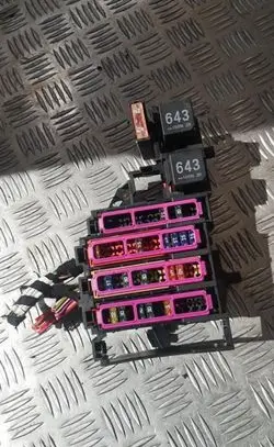 Audi A5 8T 8F Fuse module 8a0937530