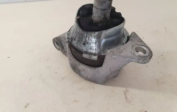 Opel Zafira B Engine mount bracket