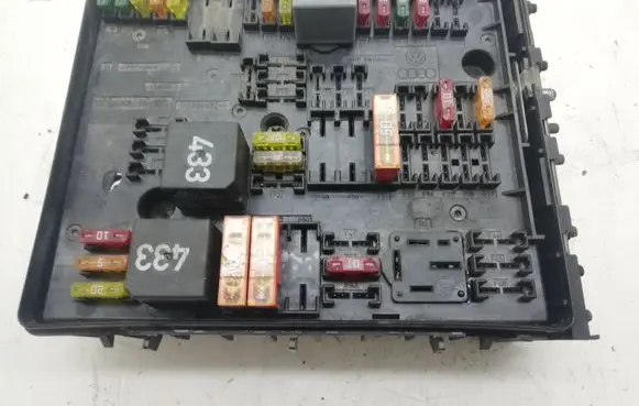 Volkswagen Golf V Fuse box set 1K0937124H 13988382