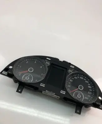 Volkswagen PASSAT B7 Speedometer (instrument cluster) 3AA920870A