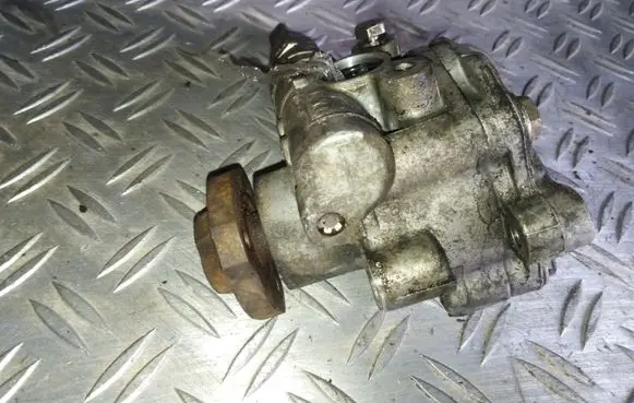 Volkswagen Golf IV Power steering pump 1J0422154B
