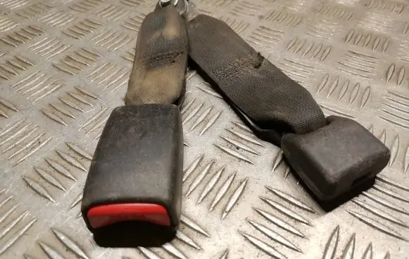 Middle seatbelt buckle (rear)