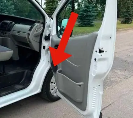 Opel Vivaro Front door speaker cover trim 7700812471
