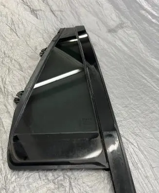 Volvo XC90 Rear vent window glass 32132026