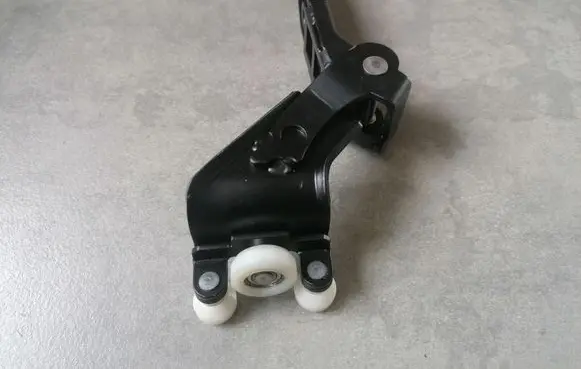 Volkswagen Transporter - Caravelle T5 Sliding door middle roller runner 2310012