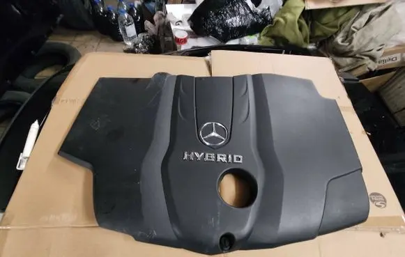Mercedes-Benz C W205 Engine cover (trim) A6510108915 BF214304 214302