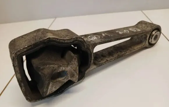 Volvo S60 Engine mount bracket